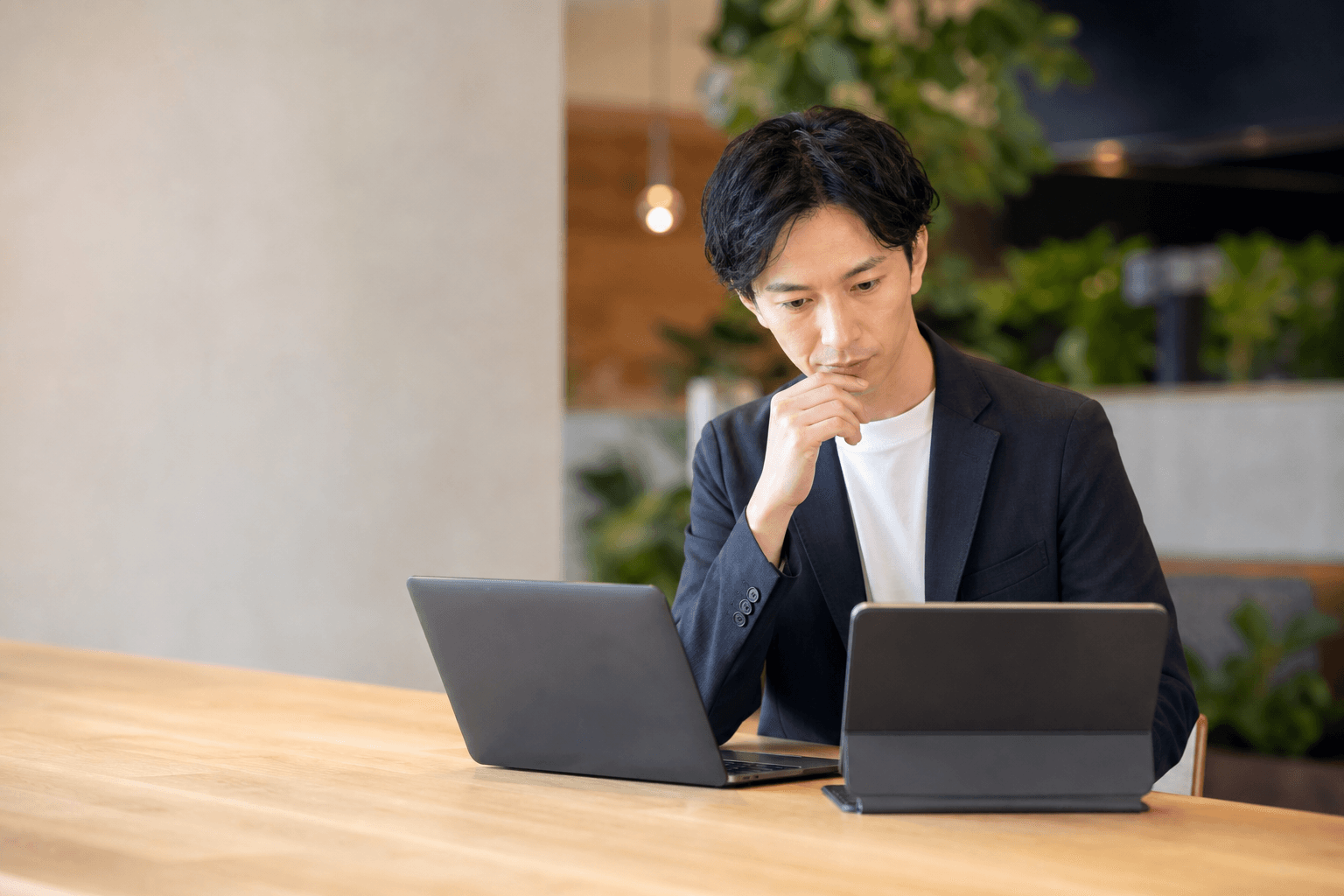 AI人材紹介サービスの選び方：審査制と登録制の違いを整理する