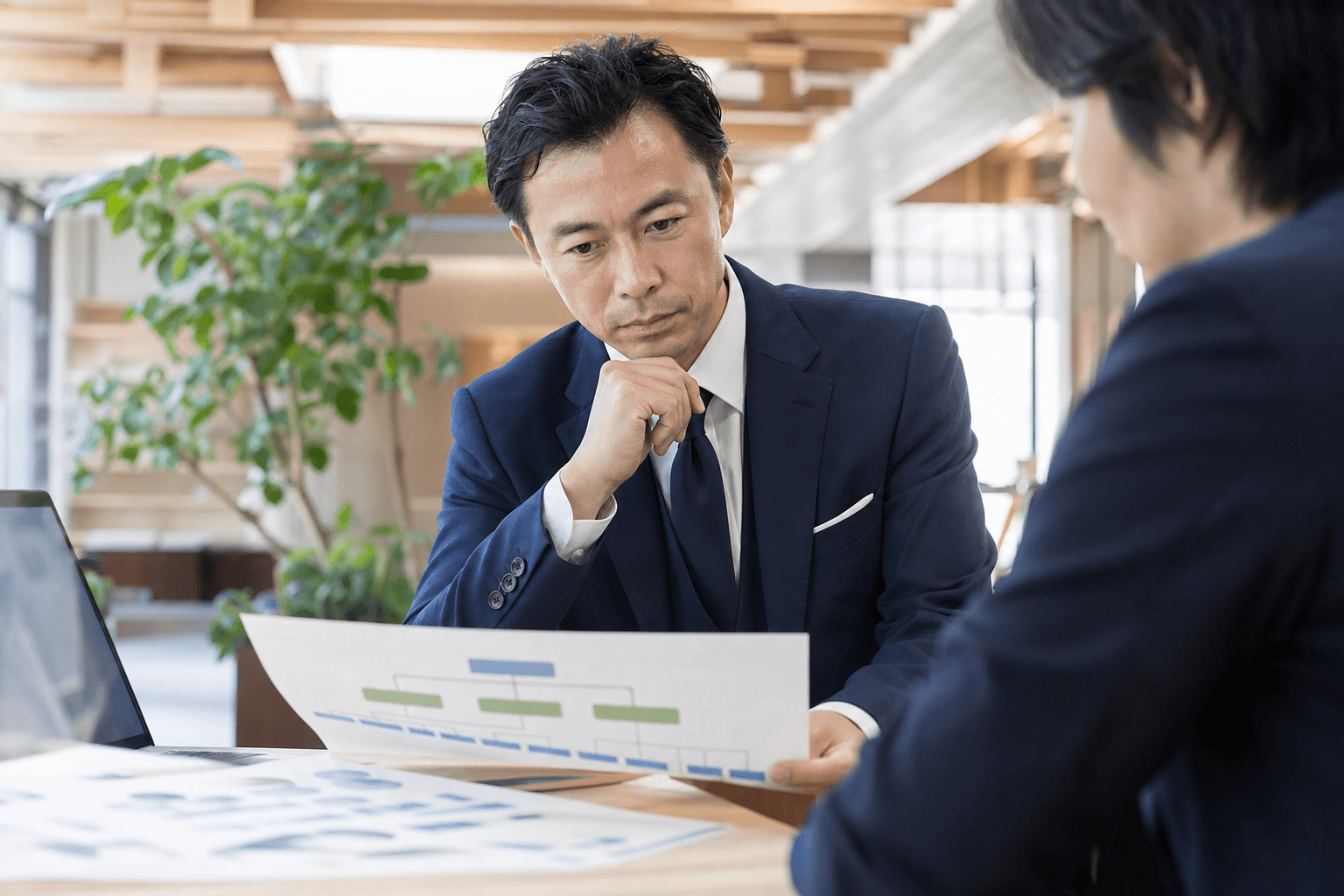 人事異動案について検討する人事企画チーム