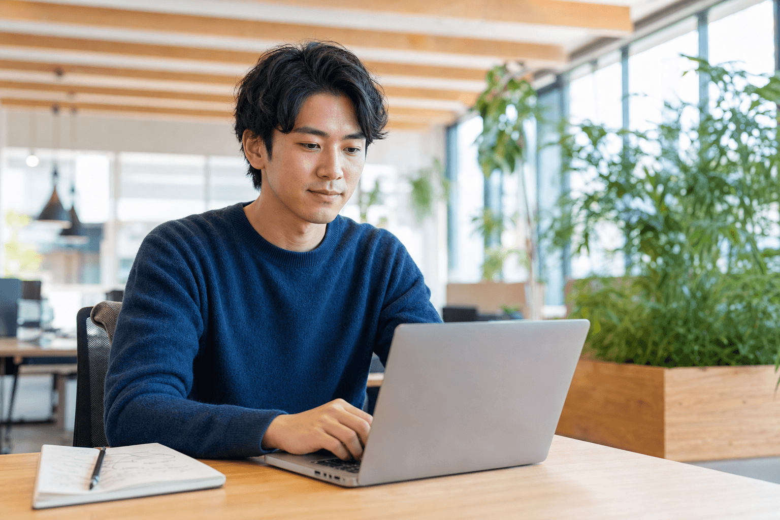生成AIプロンプトを試しながら作業するマーケティング担当者