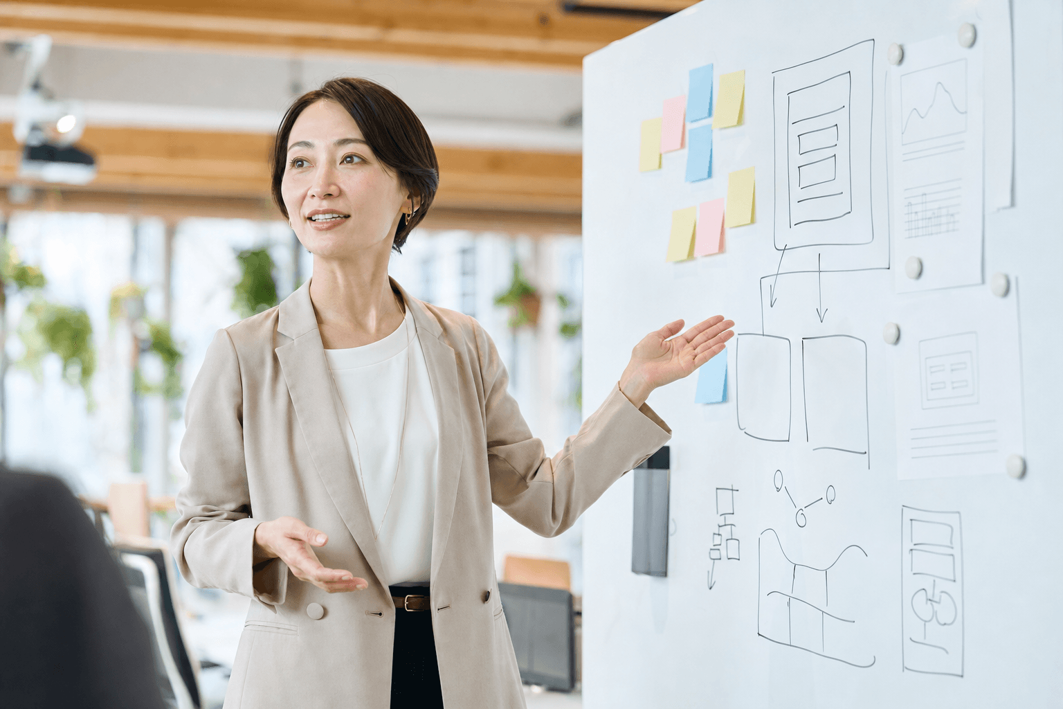 調査結果を確認するマーケティング担当者