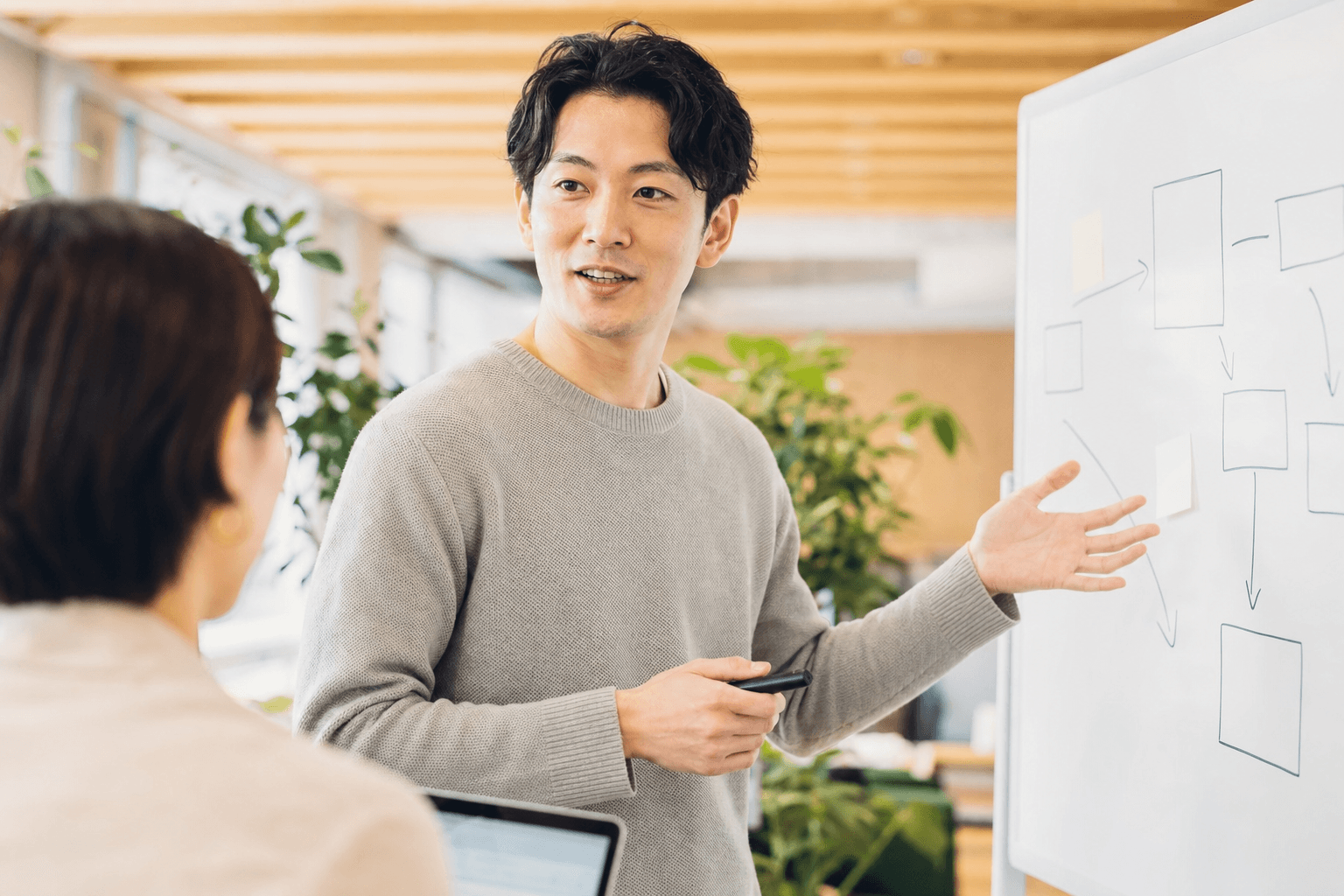 採用フローの改善について話し合う人事担当者
