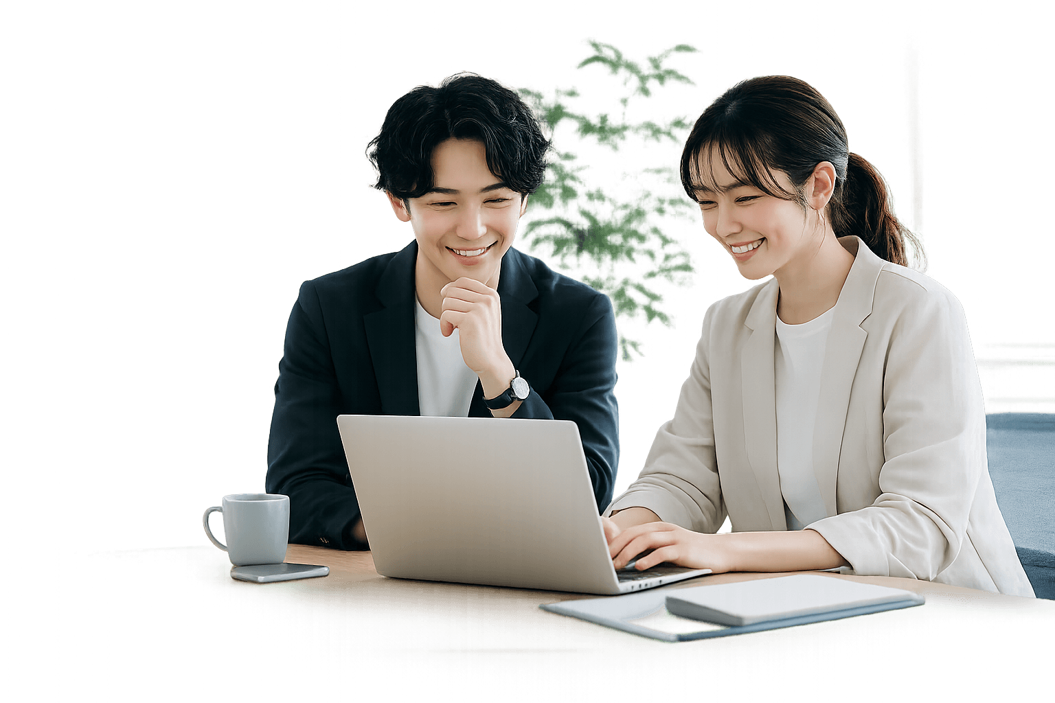 ノートパソコンを見ながらAI活用について話し合うビジネスパーソン