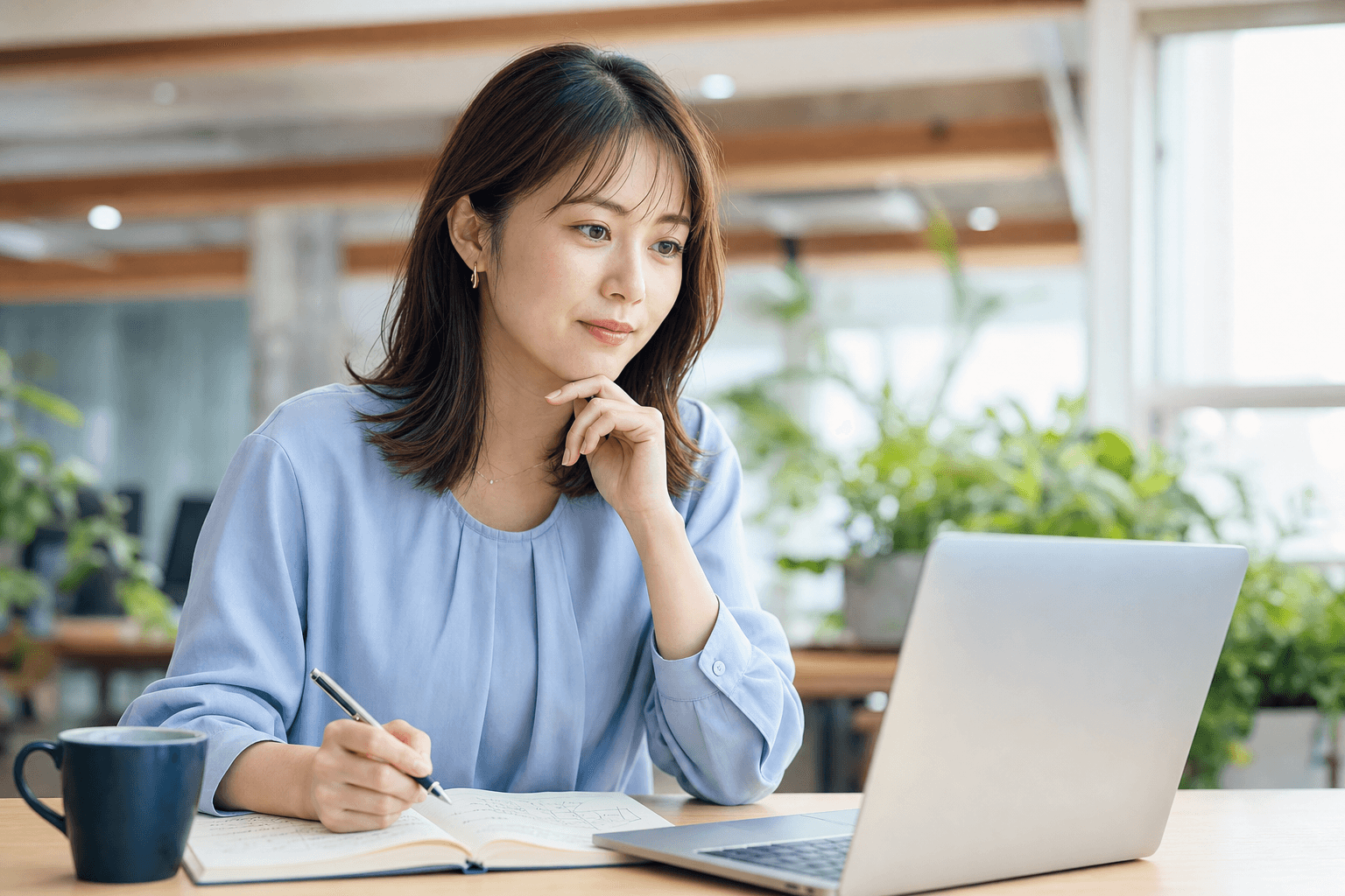 AIが提案したキャッチコピー案を確認する担当者